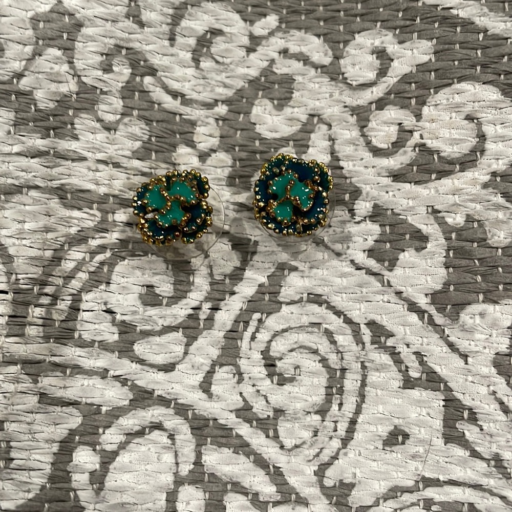 Francesca’s Earrings Flower Design
